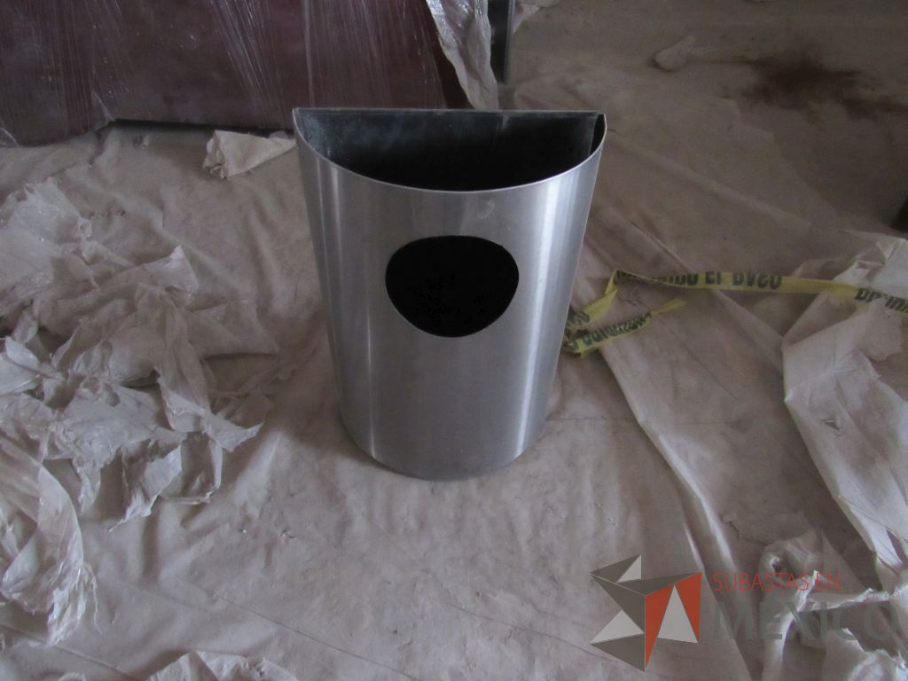 Lote 042 - Lote con 95 aporx. de mamparas, puertas, botes y artículos de madera - Imagen 14