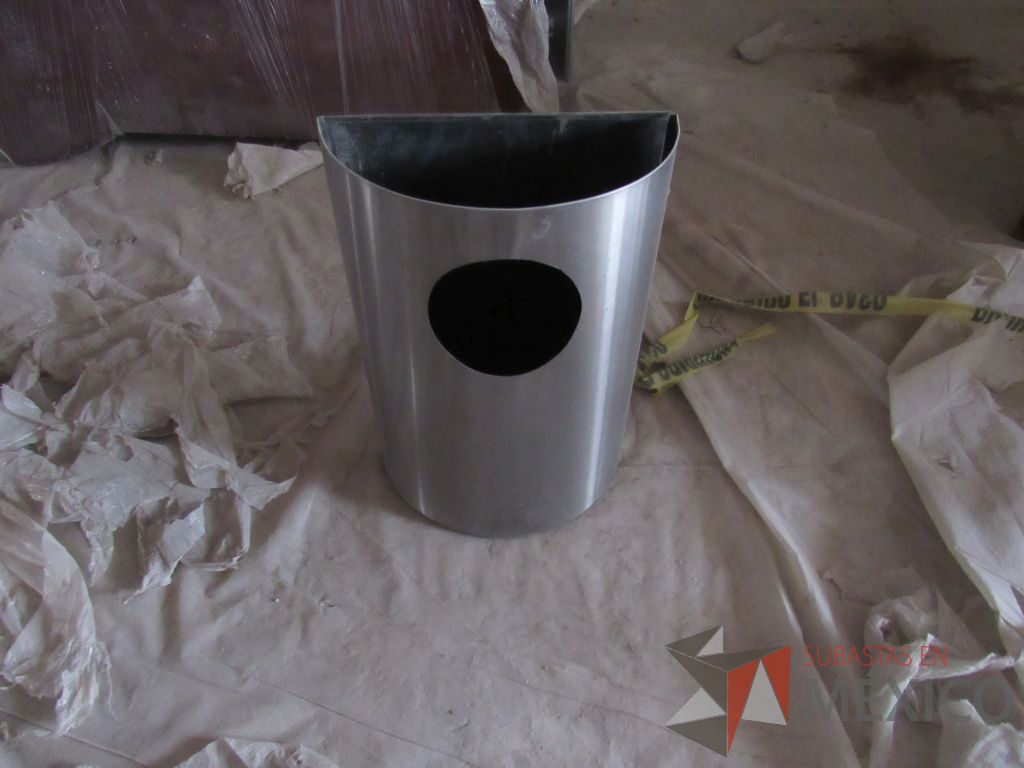 Lote 042 - Lote con 95 aporx. de mamparas, puertas, botes y artículos de madera - Imagen 15