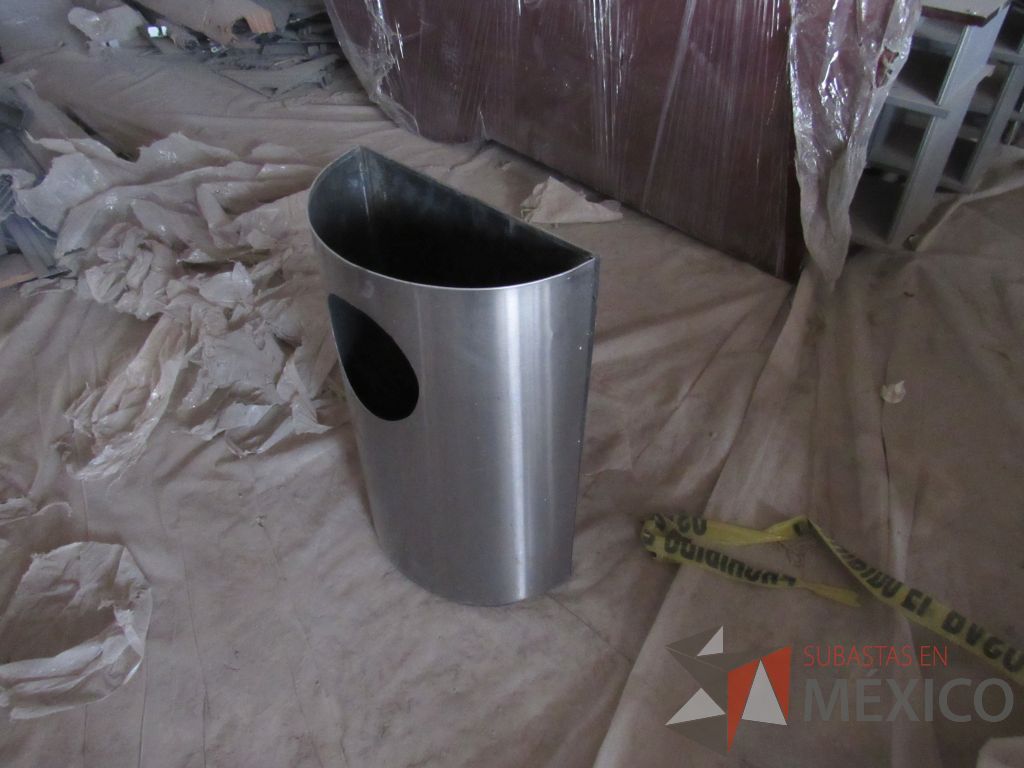Lote 042 - Lote con 95 aporx. de mamparas, puertas, botes y artículos de madera - Imagen 16