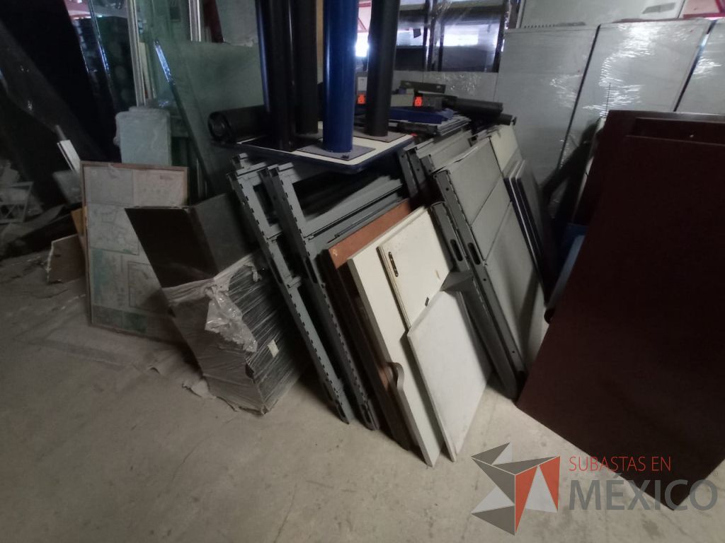 Lote 042 - Lote con 95 aporx. de mamparas, puertas, botes y artículos de madera - Imagen 7