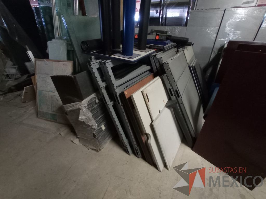 Lote 042 - Lote con 95 aporx. de mamparas, puertas, botes y artículos de madera - Imagen 8