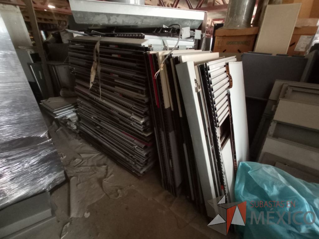 Lote 042 - Lote con 95 aporx. de mamparas, puertas, botes y artículos de madera - Imagen 9