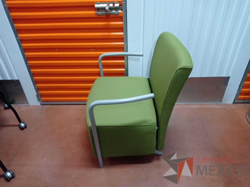 Lote 039 - Sillón de 1 plaza con descansa brazos metálicos, asiento y respaldo en tela color verde - Imagen 2