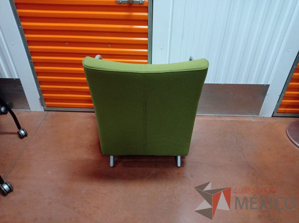 Lote 039 - Sillón de 1 plaza con descansa brazos metálicos, asiento y respaldo en tela color verde - Imagen 3
