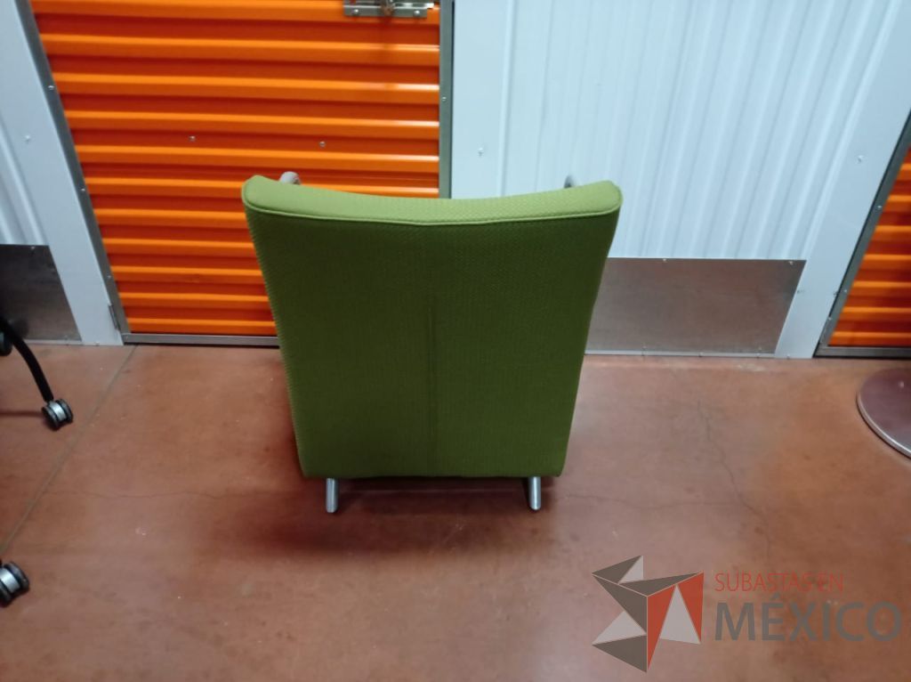 Lote 039 - Sillón de 1 plaza con descansa brazos metálicos, asiento y respaldo en tela color verde - Imagen 4
