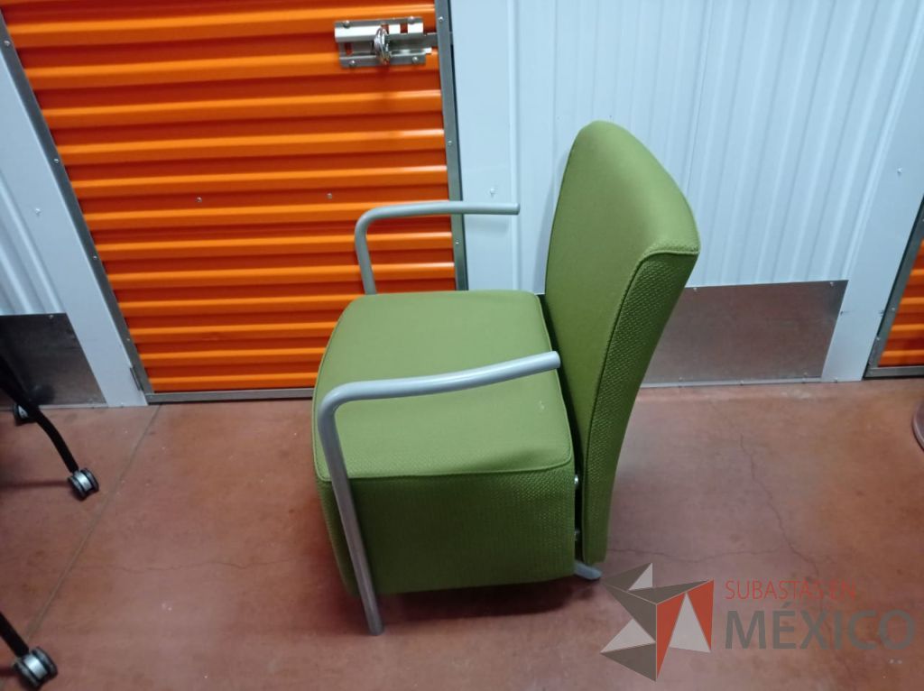 Lote 039 - Sillón de 1 plaza con descansa brazos metálicos, asiento y respaldo en tela color verde - Imagen 5