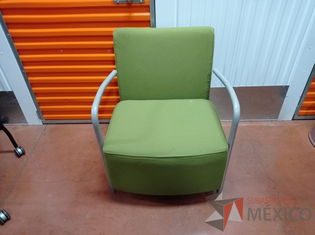 Lote 039 - Sillón de 1 plaza con descansa brazos metálicos, asiento y respaldo en tela color verde