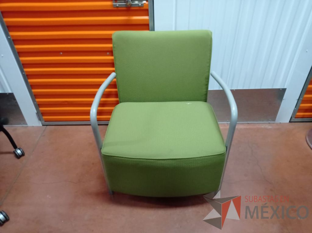 Lote 039 - Sillón de 1 plaza con descansa brazos metálicos, asiento y respaldo en tela color verde - Imagen 6