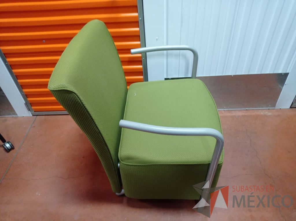 Lote 039 - Sillón de 1 plaza con descansa brazos metálicos, asiento y respaldo en tela color verde - Imagen 7