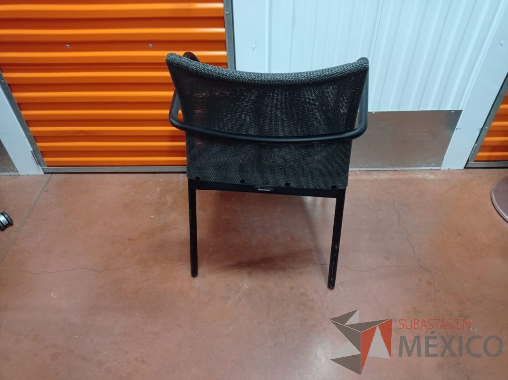 Lote 036 - 2 Sillas de visitas, descansabrazos, asiento en tela color gris y respaldo en malla - Imagen 5