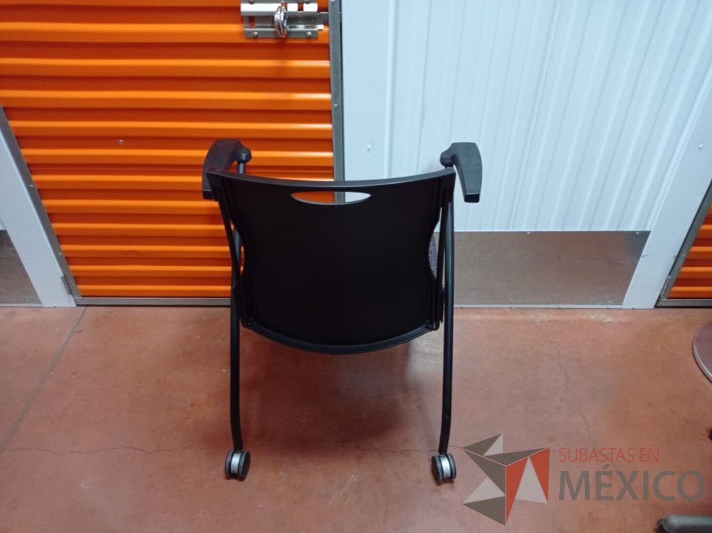 Lote 038 - 2 Sillas de visita con ruedas, descansabrazos, asiento y respaldo en tela color negro - Imagen 3