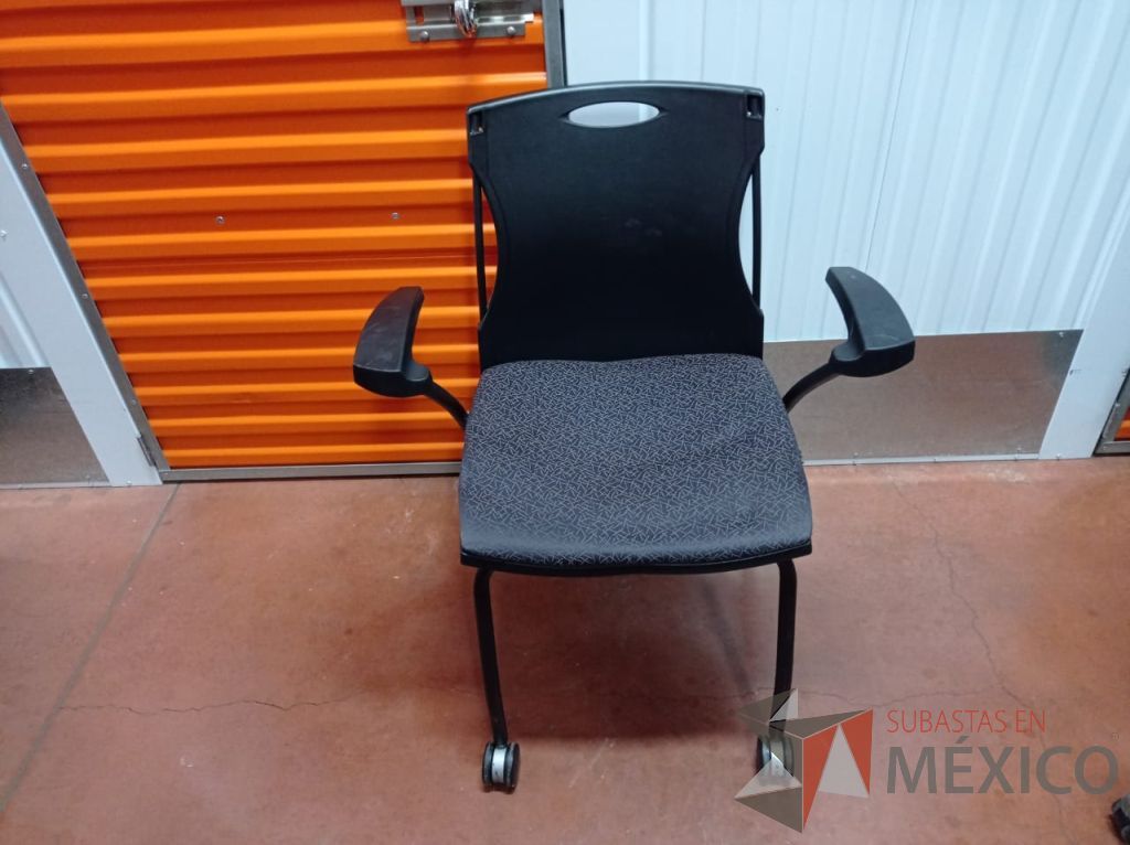 Lote 038 - 2 Sillas de visita con ruedas, descansabrazos, asiento y respaldo en tela color negro