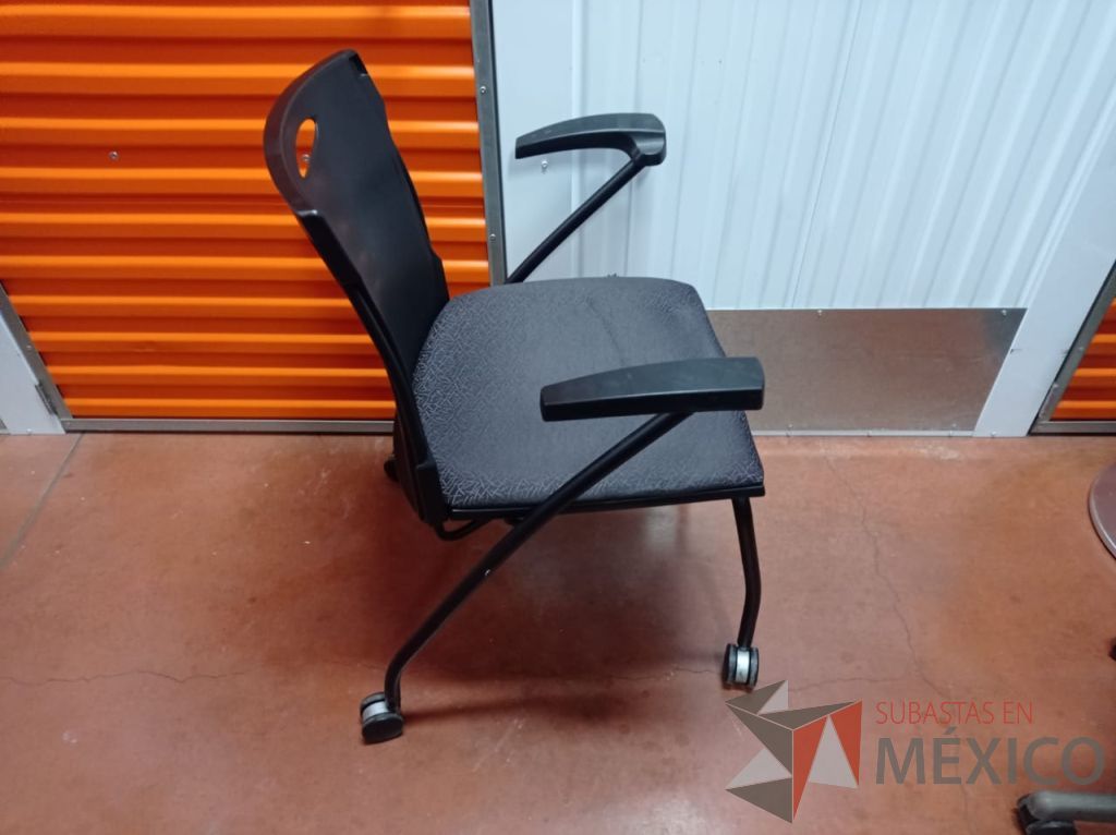 Lote 038 - 2 Sillas de visita con ruedas, descansabrazos, asiento y respaldo en tela color negro - Imagen 5