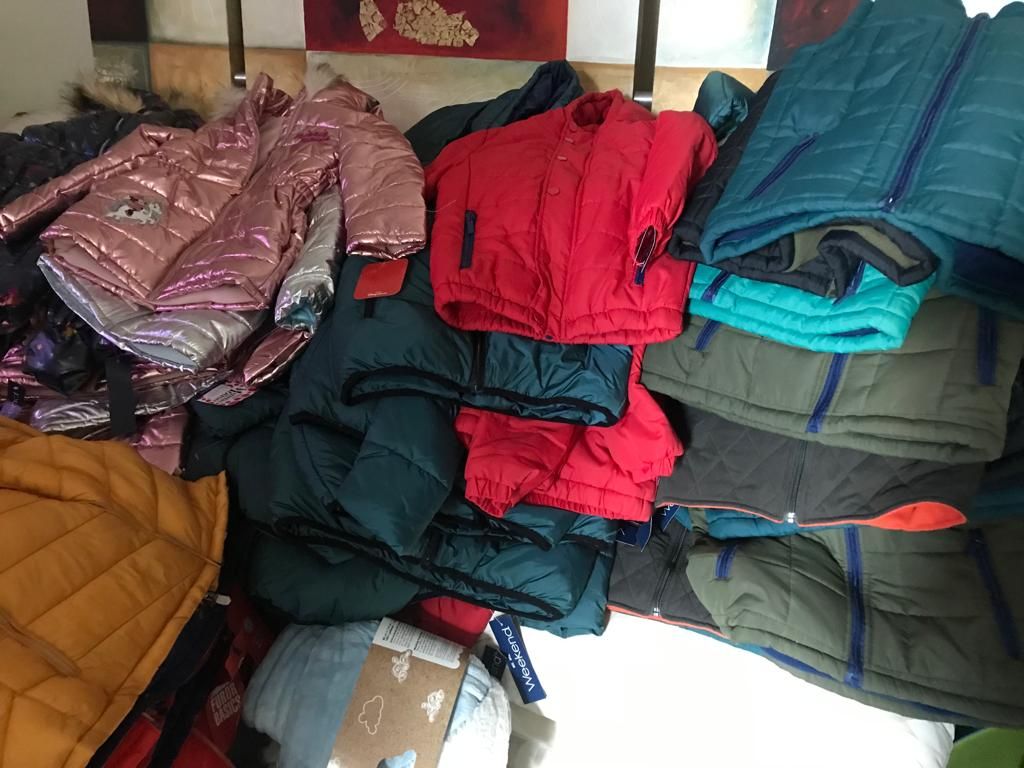 Lote 002 - 200 Chamarras y chalecos para niños, niñas y jóvenes de 2 a 16 años de diferentes marcas y modelos - Imagen 106