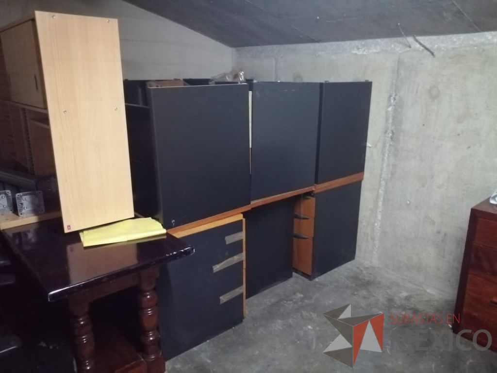 Lote 004 - Escritorio con archivero de pedestal de 3 cajones y cubierta color madera - Imagen 2
