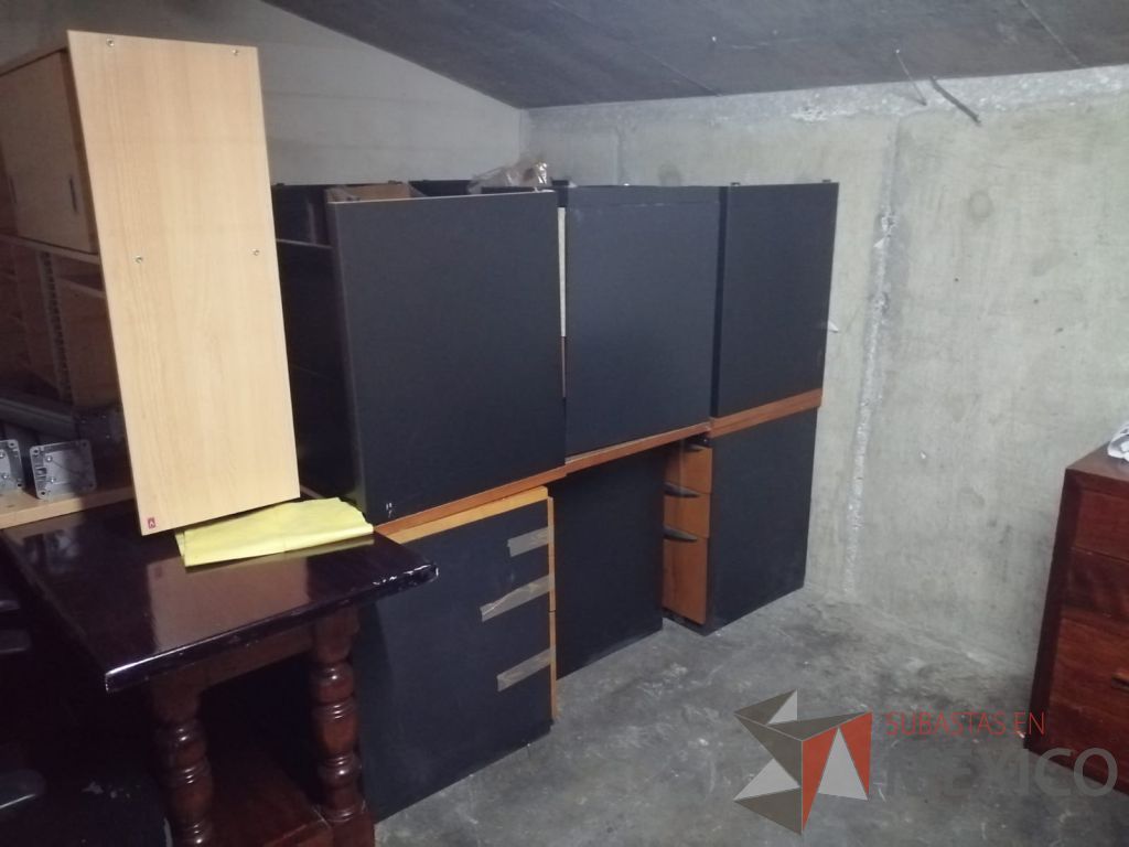 Lote 004 - Escritorio con archivero de pedestal de 3 cajones y cubierta color madera - Imagen 3