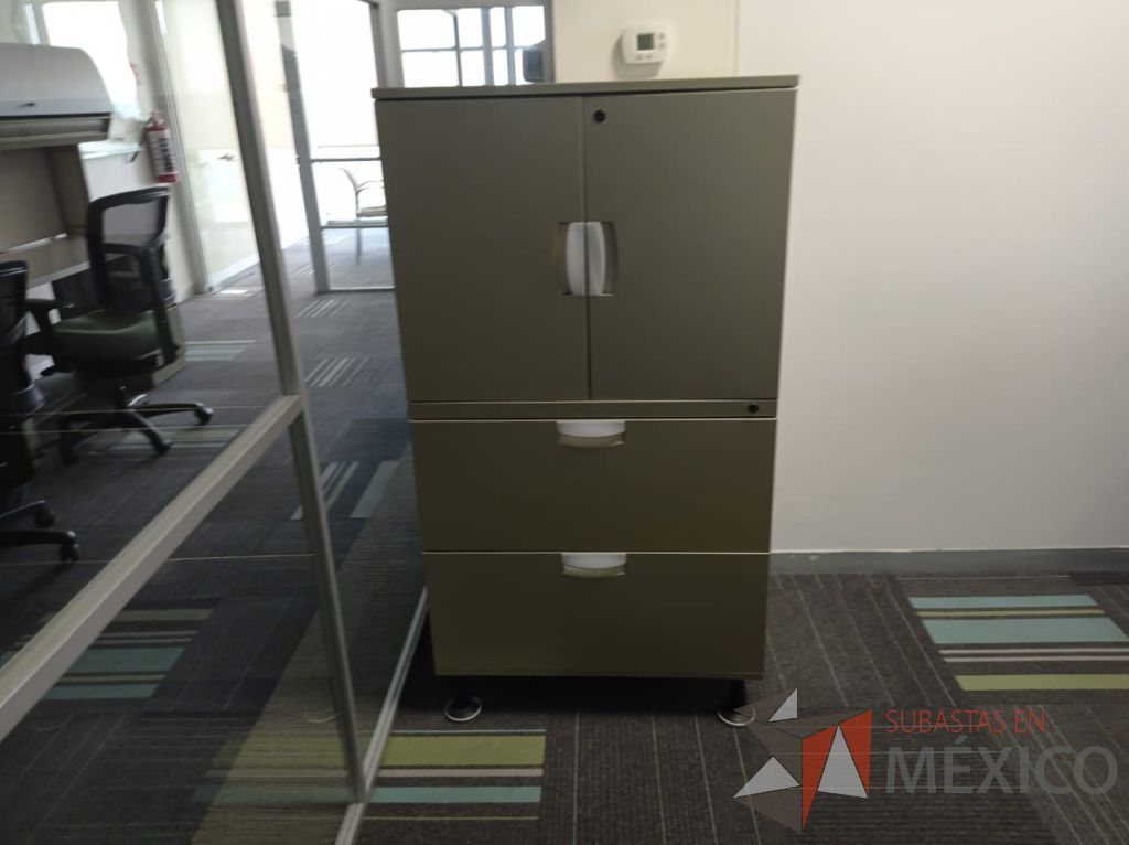 Lote 142 - Gabinete metálico alto con 4 patas, 2 cajones, 2 puertas y 1 entrepaño color gris - Imagen 3
