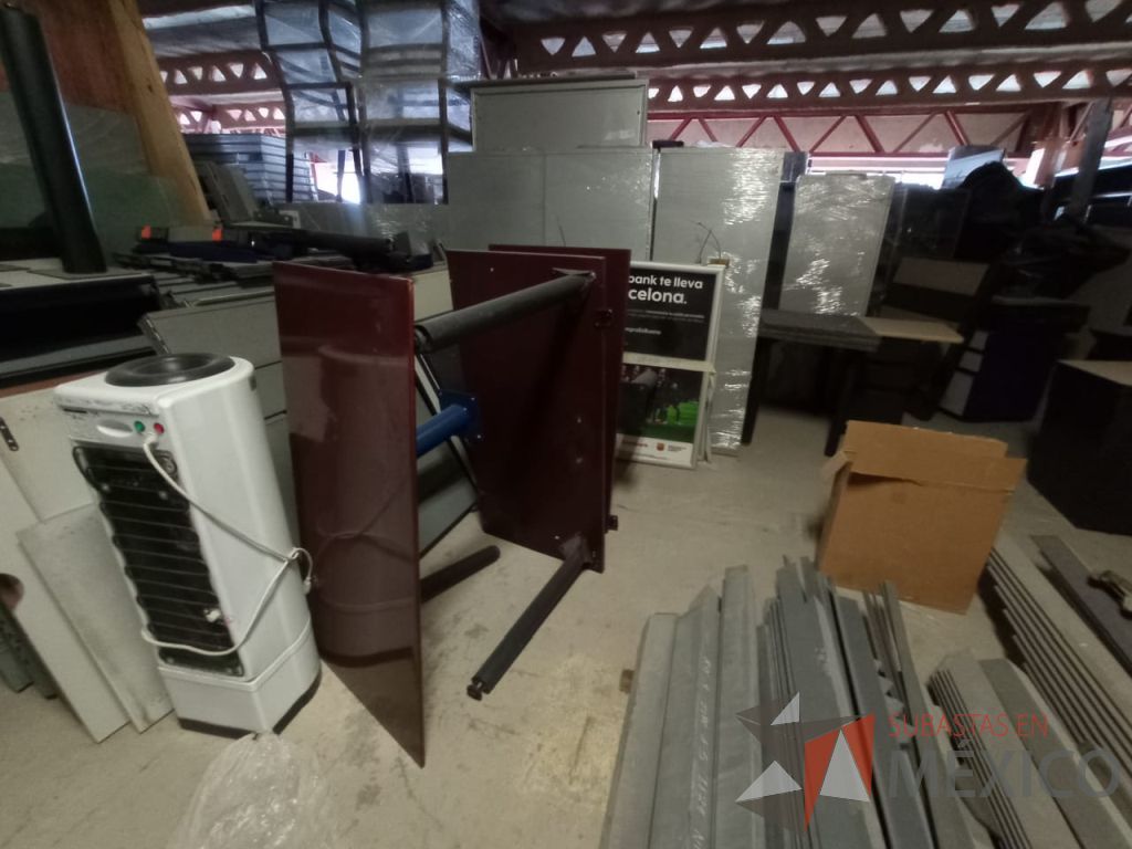 Lote 042 - Lote con 95 aporx. de mamparas, puertas, botes y artículos de madera - Imagen 21