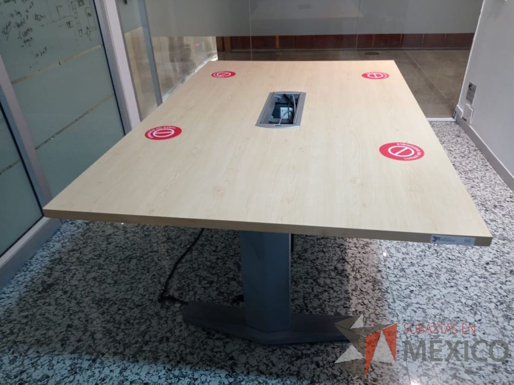 Lote 145 - Mesa de sala de juntas para 4 personas con base metálica, accesorio para conexiones y cubierta color madera - Imagen 7