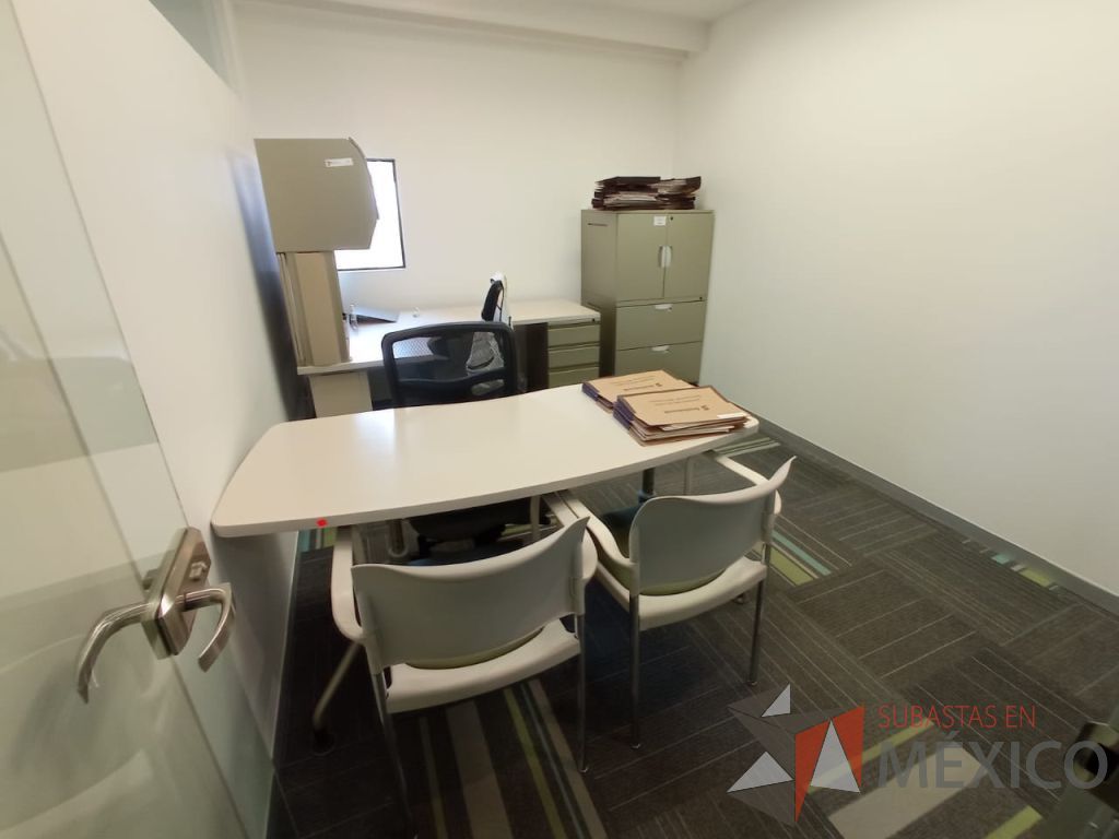 Lote 133 - Escritorio en escuadra con base metálica, archivero de pedestal de 3 cajones, gaveta superior con puerta corrediza y cubierta color beige - Imagen 4