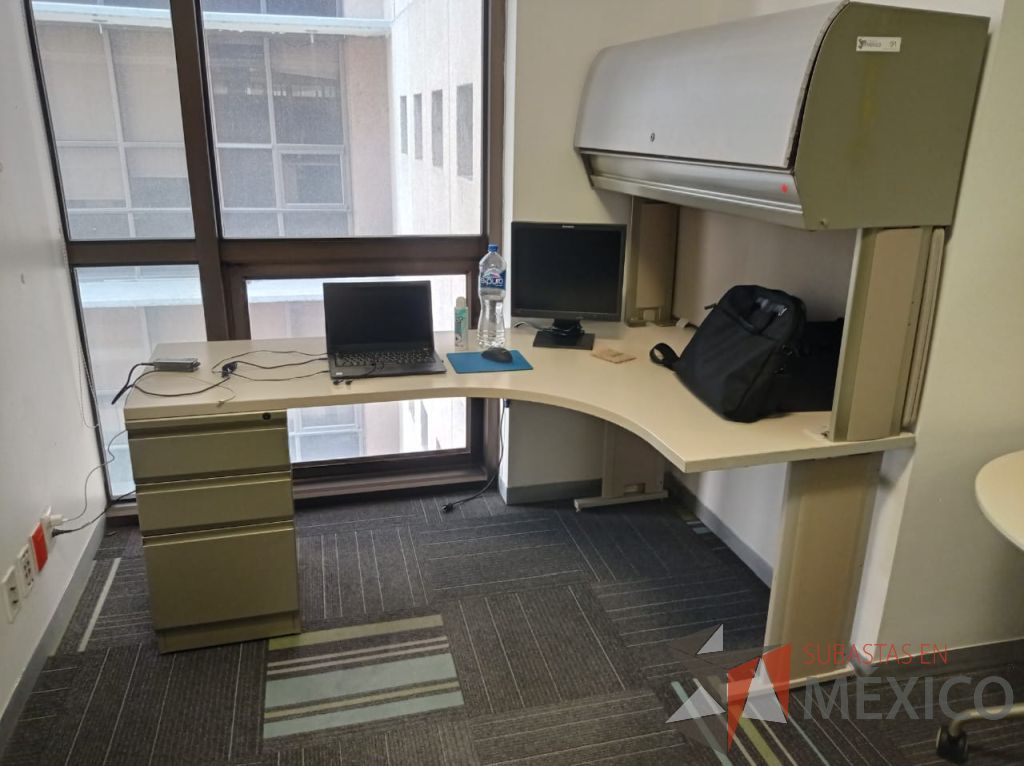 Lote 139 - Escritorio en escuadra con base metálica, archivero de pedestal de 3 cajones, gaveta superior con puerta corrediza y cubierta color beige - Imagen 3