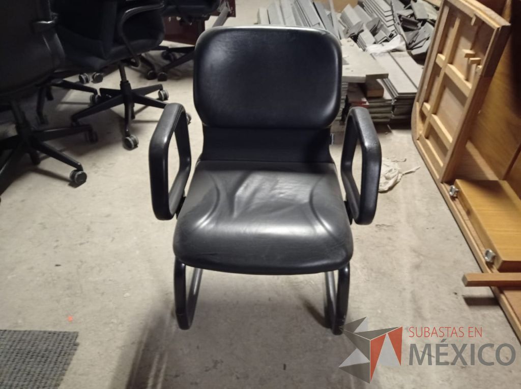 Lote 011 - 6 Sillas de visitas tipo trineo con base metálica, asiento y respaldo tipo piel color negro
