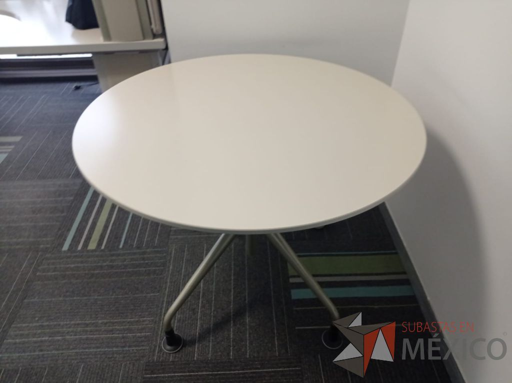 Lote 137 - Mesa de trabajo circular con base metálica y cubierta color beige