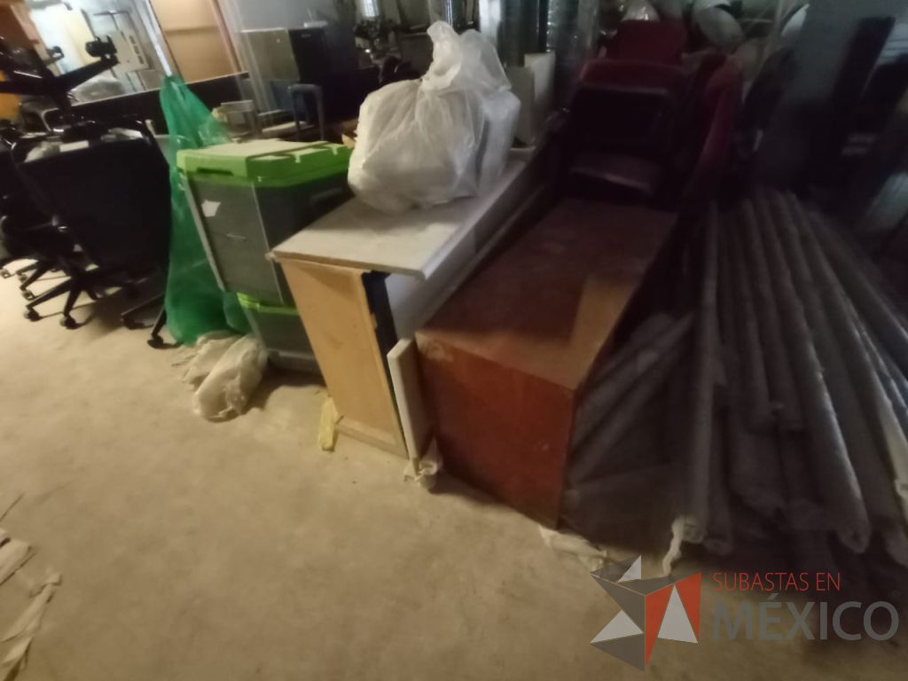 Lote 042 - Lote con 95 aporx. de mamparas, puertas, botes y artículos de madera - Imagen 24