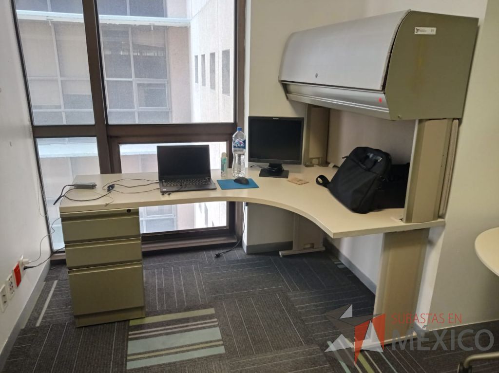 Lote 139 - Escritorio en escuadra con base metálica, archivero de pedestal de 3 cajones, gaveta superior con puerta corrediza y cubierta color beige - Imagen 2