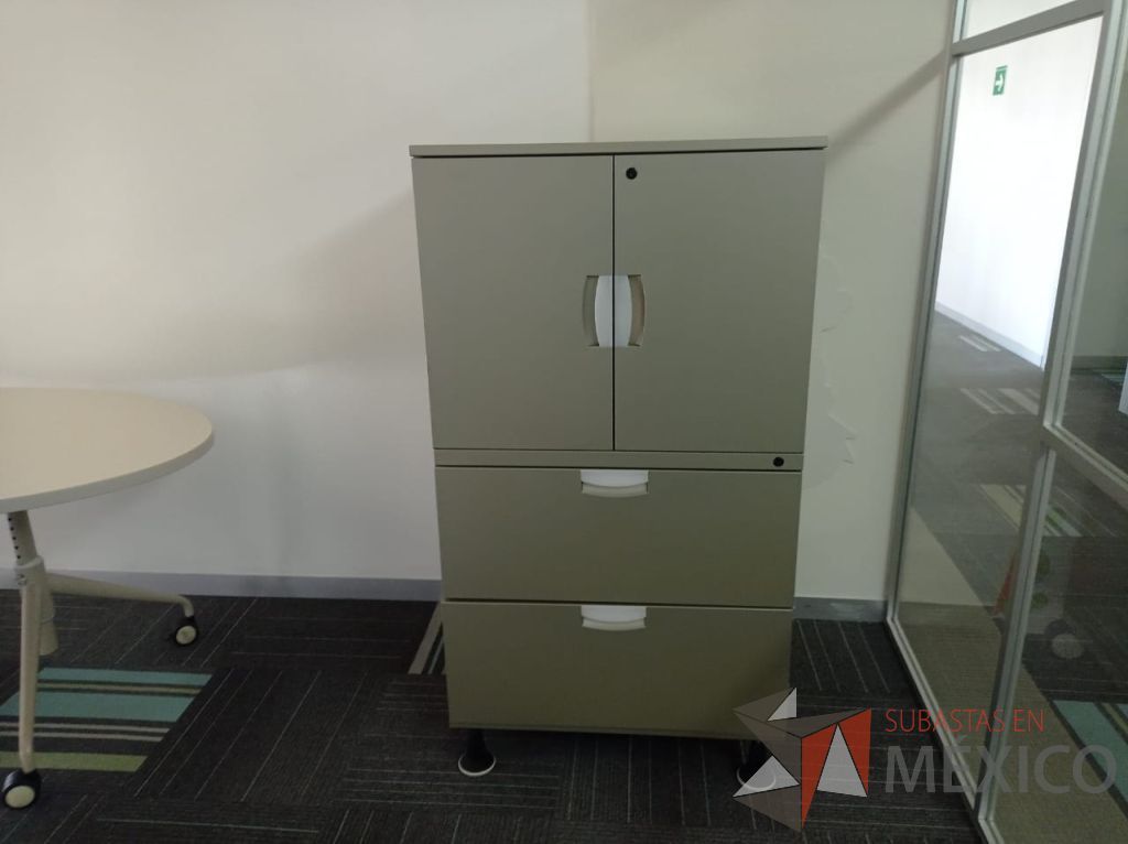 Lote 128 - 2 Gabinetes metálicos alto con 4 patas, 2 cajones, 2 puertas y 1 entrepaño color gris