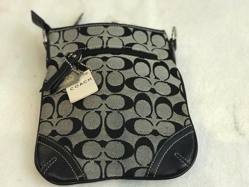 Lote 017 - 10 Bolsas de diferentes colores marcas y modelos - Imagen 5
