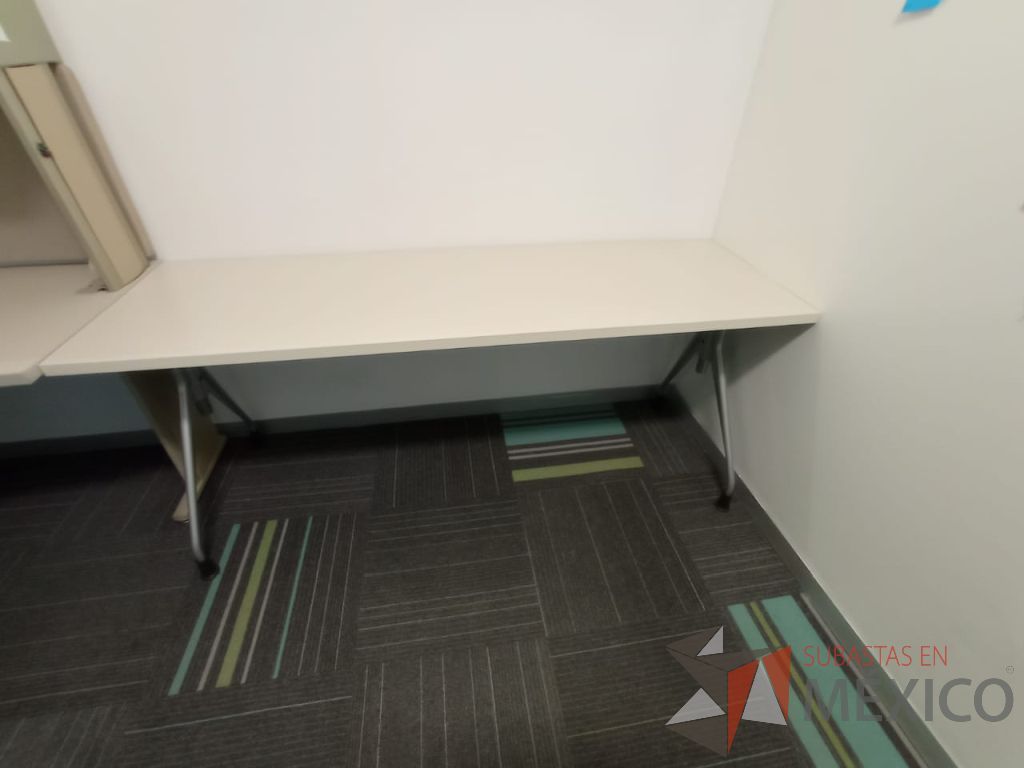 Lote 130 - Mesa de trabajo con base metálica, orificio para cables y cubierta rectangular color beige - Imagen 2