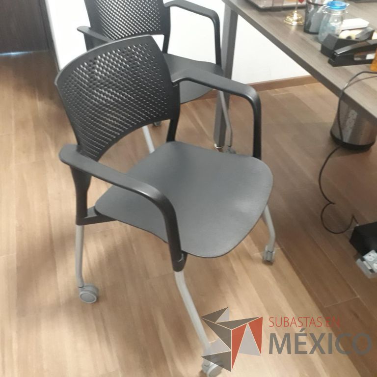 Lote 025 - 4 Sillas de visita con ruedas, descansabrazos, asiento y respaldo en plástico