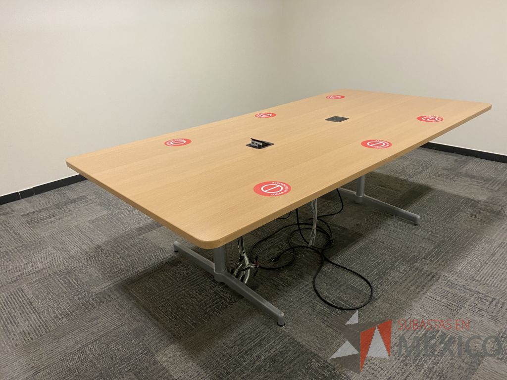 Lote 007 - Mesa de sala de juntas con base metálica, cubierta color madera y accesorio para conexiones - Imagen 2