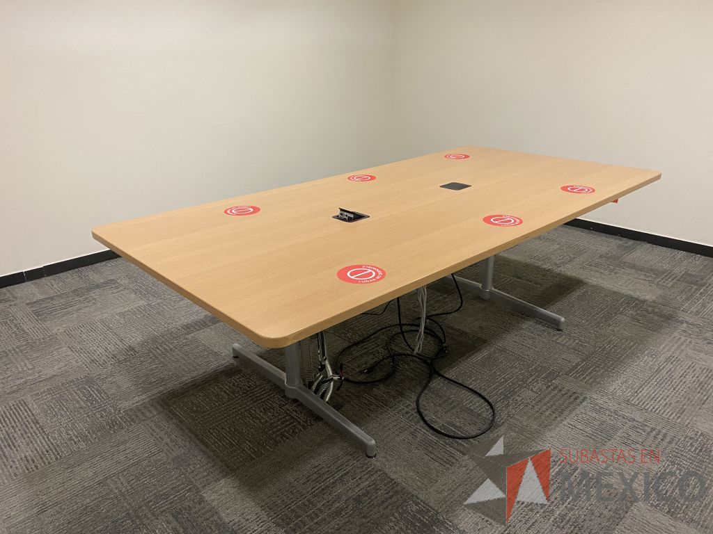 Lote 007 - Mesa de sala de juntas con base metálica, cubierta color madera y accesorio para conexiones