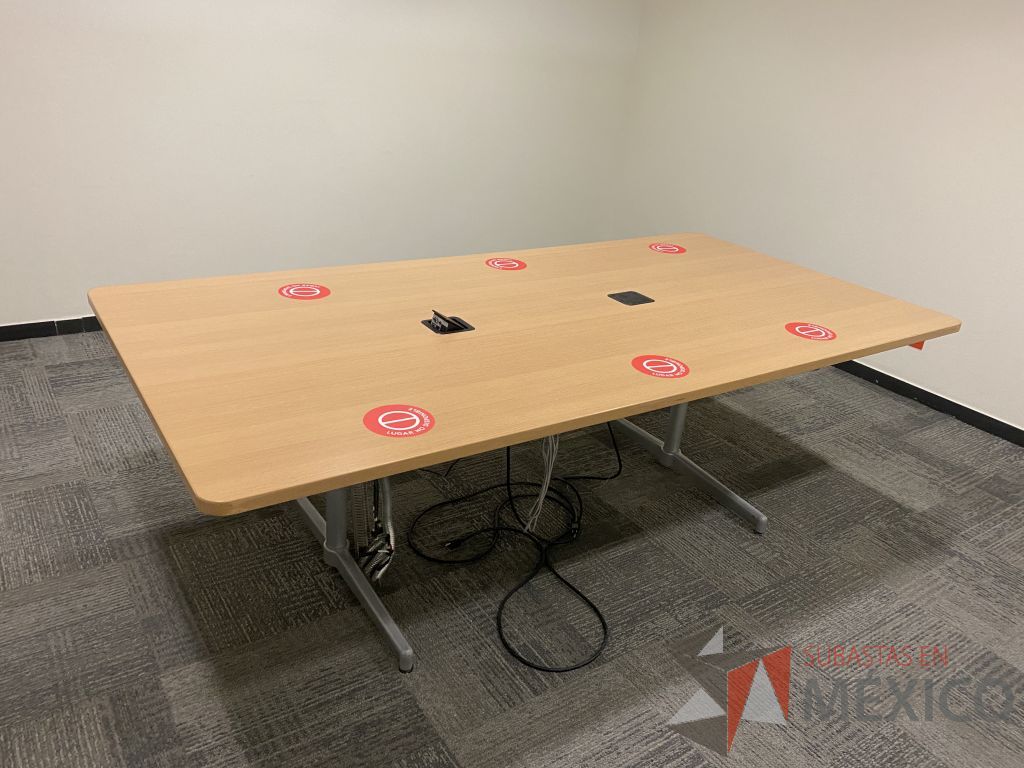 Lote 007 - Mesa de sala de juntas con base metálica, cubierta color madera y accesorio para conexiones - Imagen 3