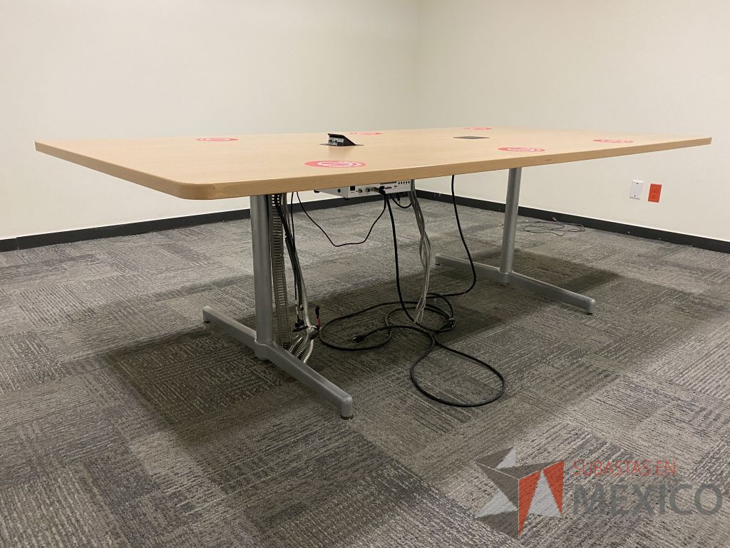 Lote 007 - Mesa de sala de juntas con base metálica, cubierta color madera y accesorio para conexiones - Imagen 4