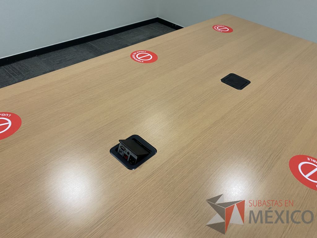 Lote 007 - Mesa de sala de juntas con base metálica, cubierta color madera y accesorio para conexiones - Imagen 6