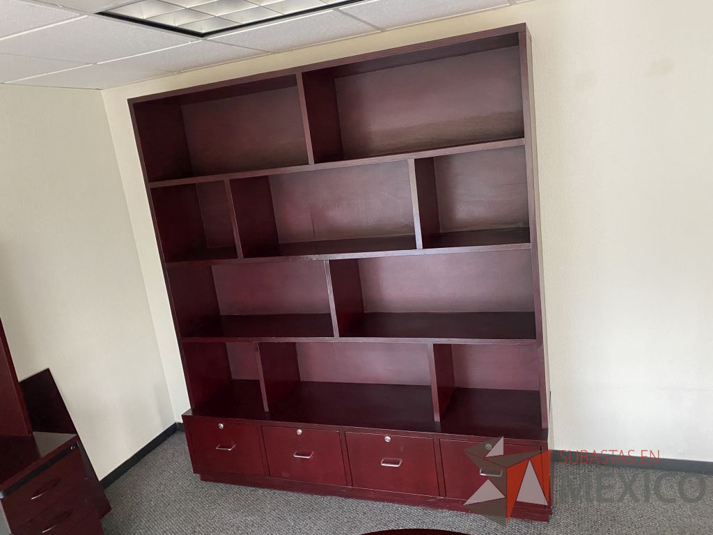 Lote 009 - Escritorio en herradura con archivero de pedestal de 3 cajones, gabinete superior de puerta corrediza y cubierta color vino - Imagen 3
