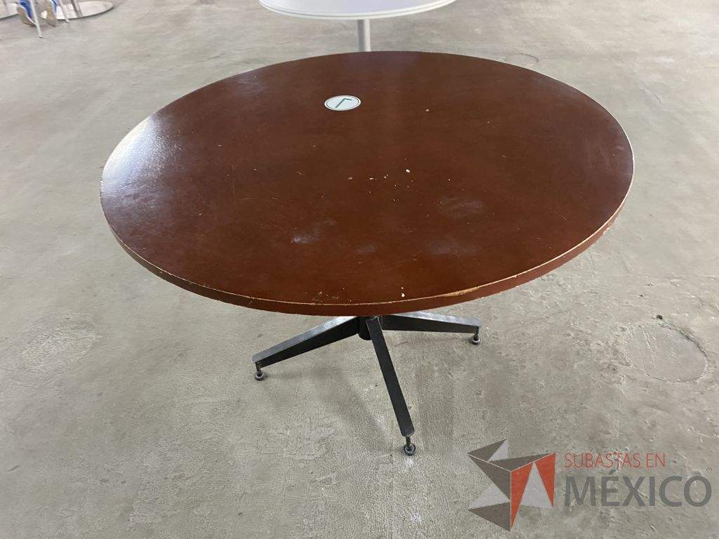 Lote 014 - Mesa de trabajo circular con base metálico color negro y cubierta color café - Imagen 3