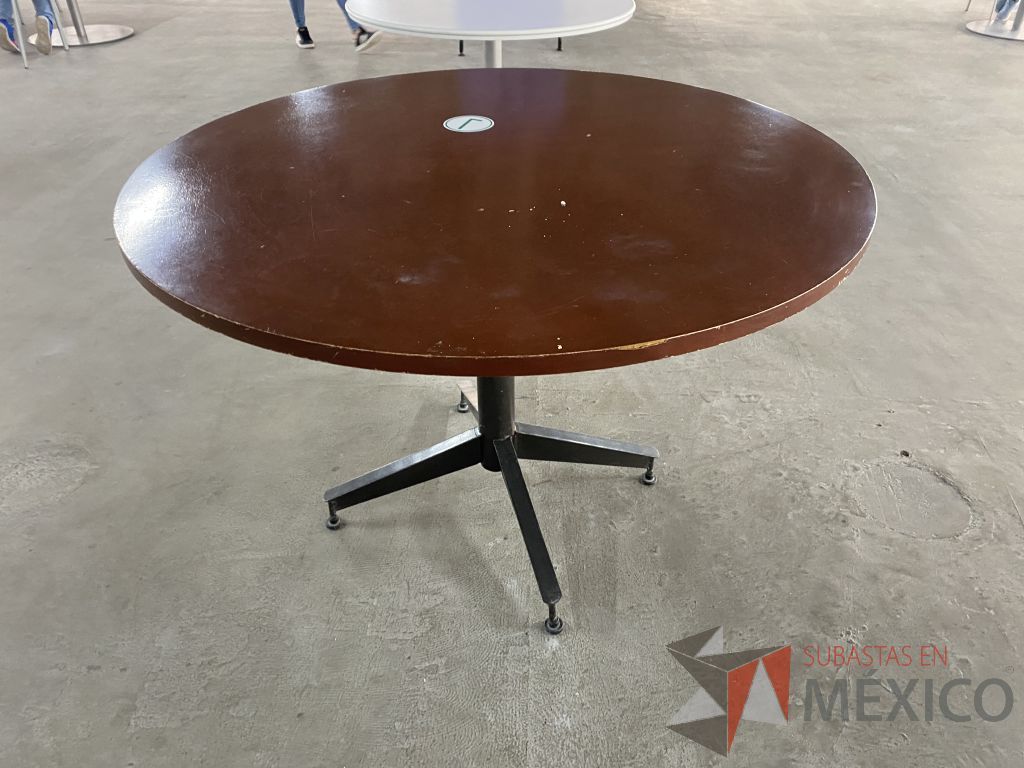 Lote 014 - Mesa de trabajo circular con base metálico color negro y cubierta color café