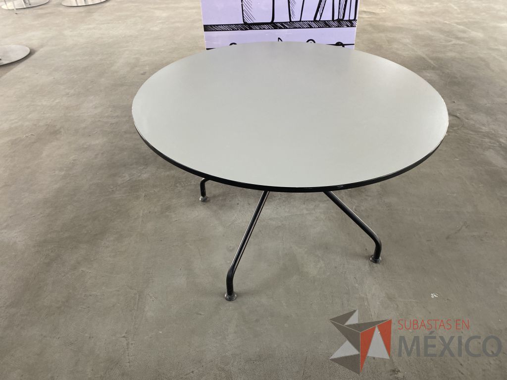 Lote 016 - Mesa de trabajo circular con base metálica color negro y cubierta color gris