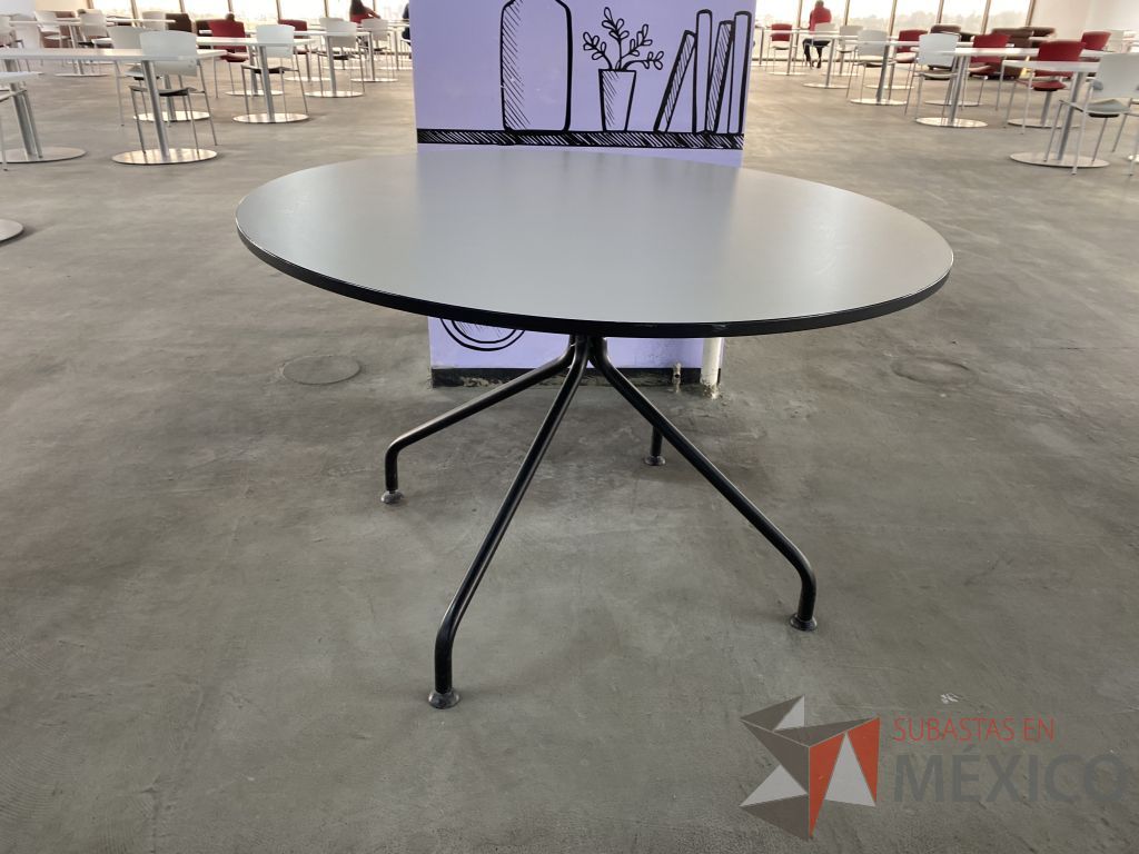 Lote 016 - Mesa de trabajo circular con base metálica color negro y cubierta color gris - Imagen 2
