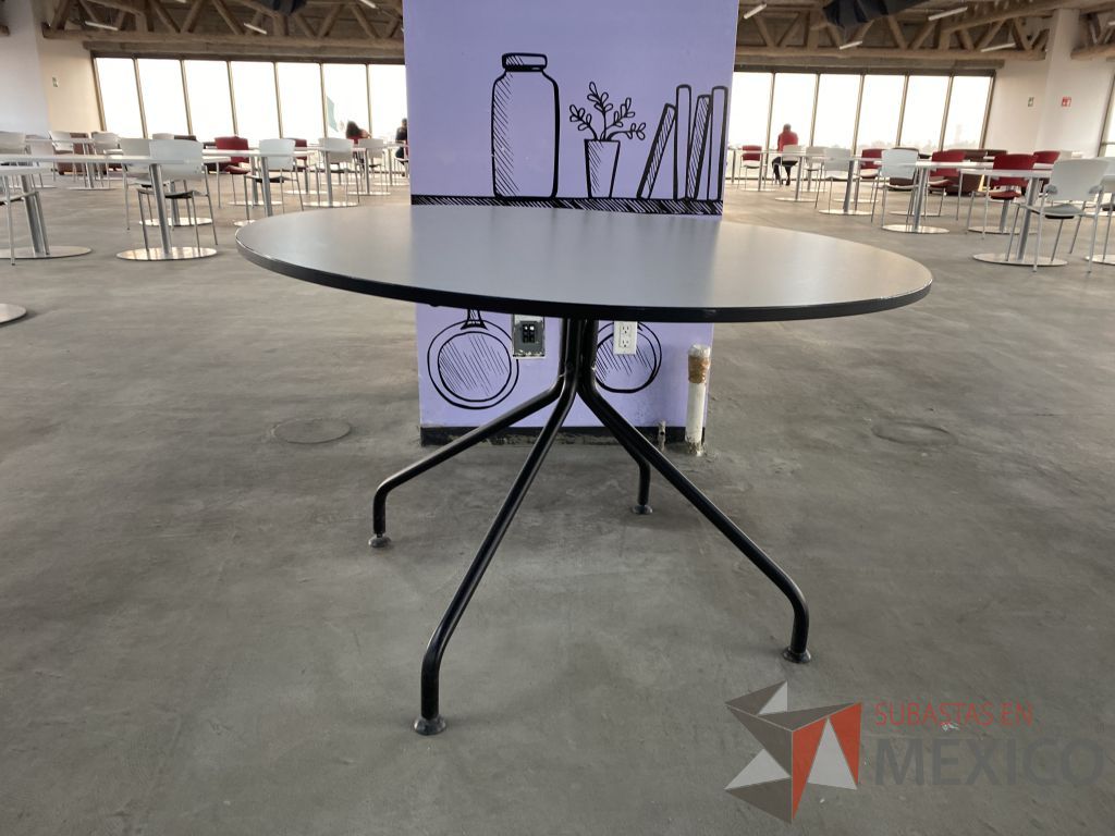 Lote 016 - Mesa de trabajo circular con base metálica color negro y cubierta color gris - Imagen 3