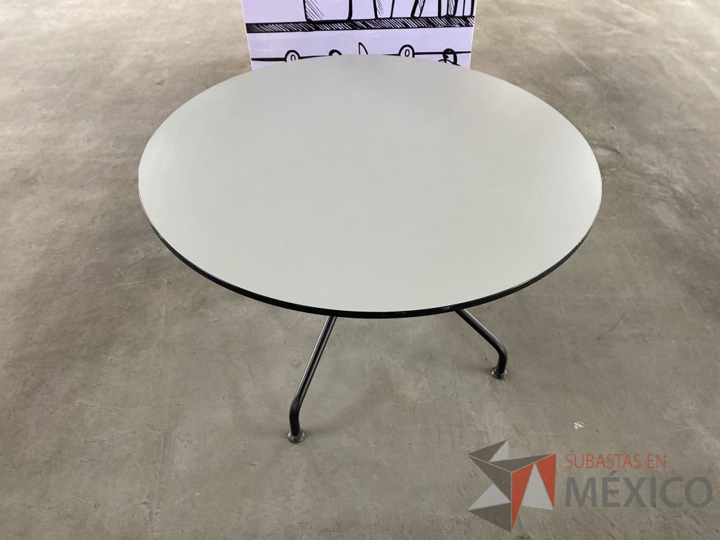 Lote 016 - Mesa de trabajo circular con base metálica color negro y cubierta color gris - Imagen 4