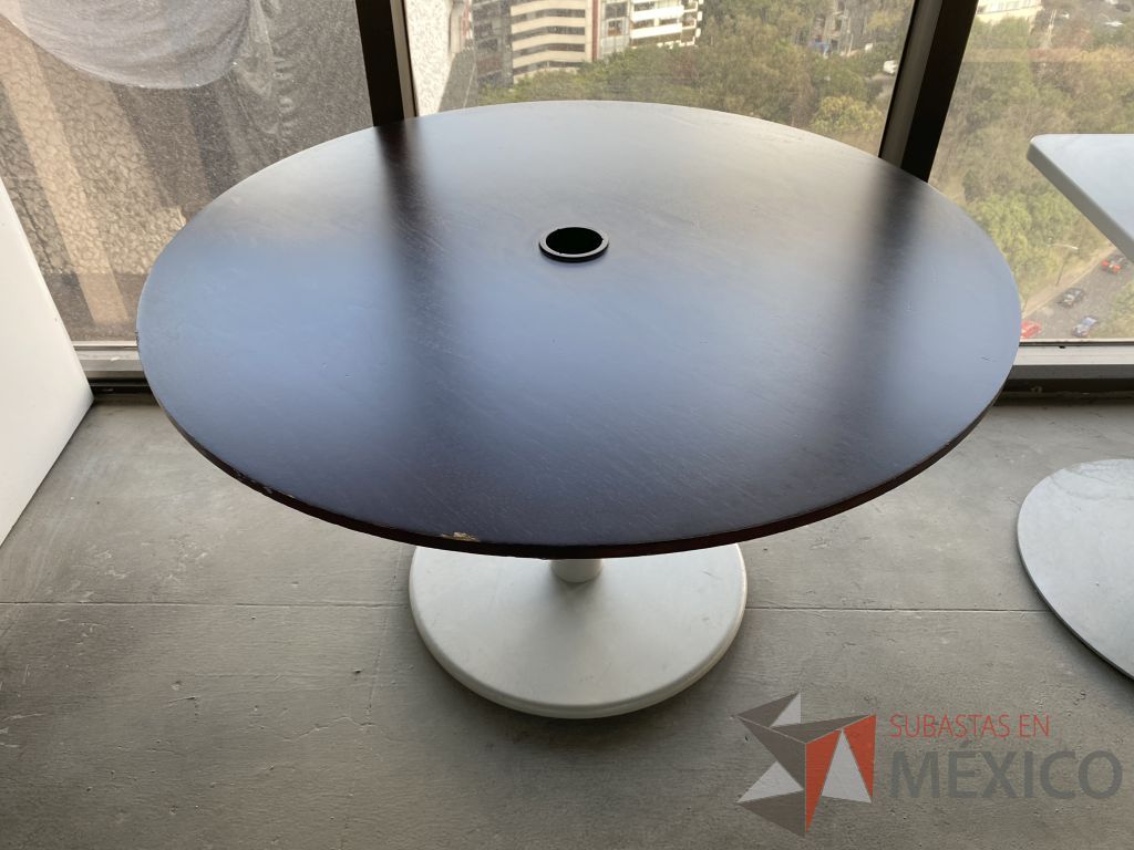 Lote 017 - Mesa de trabajo circular con base metálica color gris y cubierta color madera