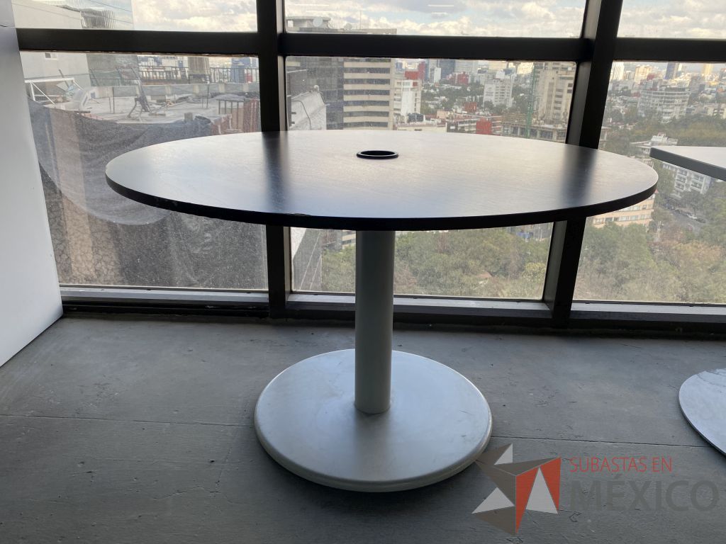 Lote 017 - Mesa de trabajo circular con base metálica color gris y cubierta color madera - Imagen 3