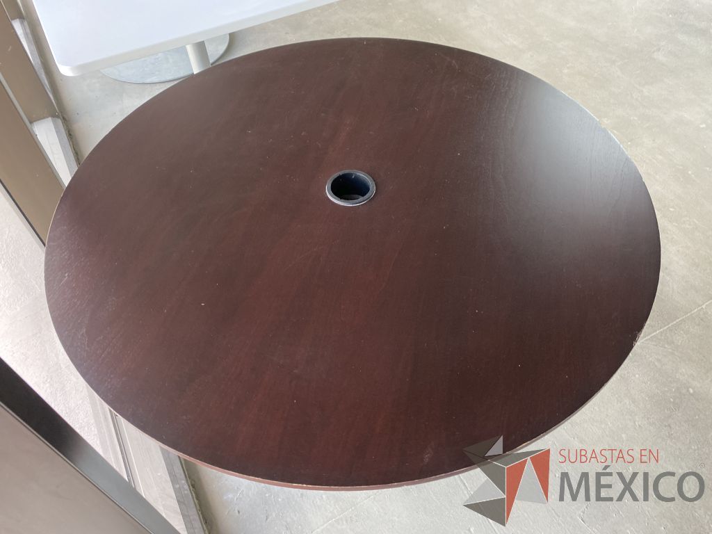 Lote 017 - Mesa de trabajo circular con base metálica color gris y cubierta color madera - Imagen 4