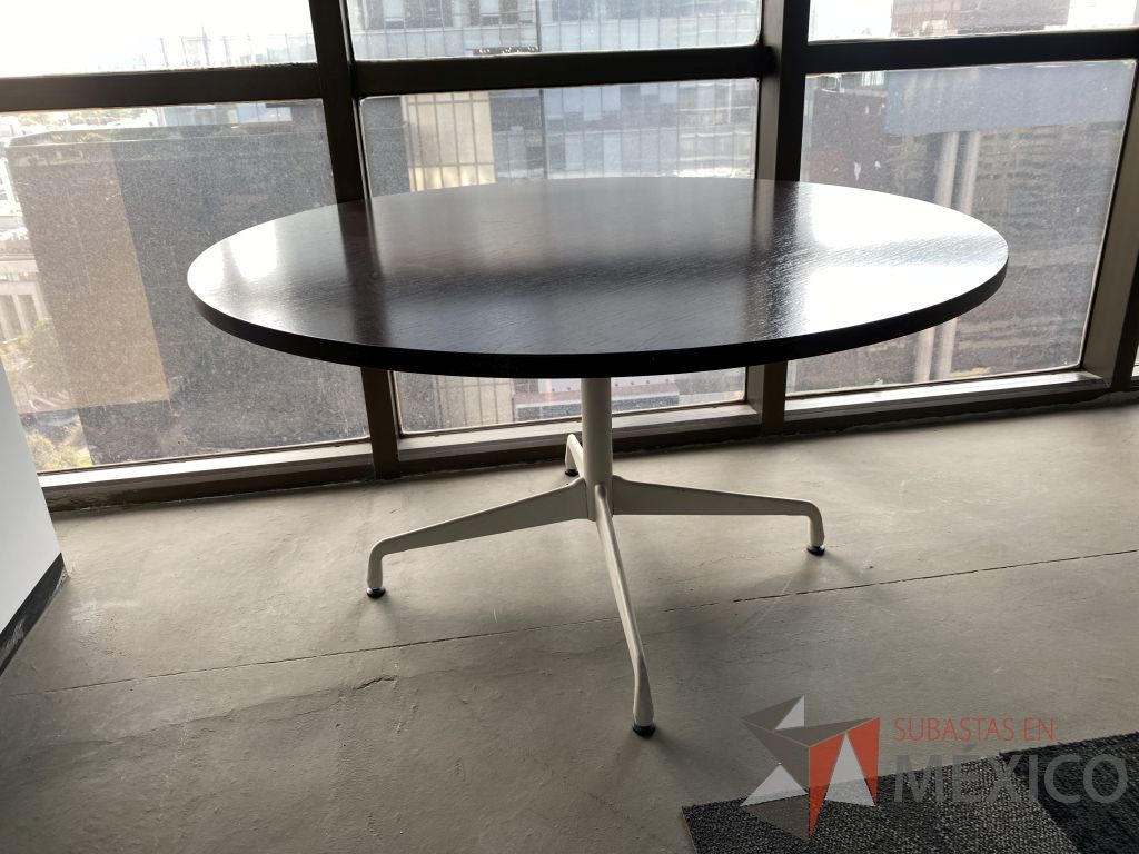 Lote 018 - Mesa de trabajo circular con base metálica color blanco y cubierta color café - Imagen 2