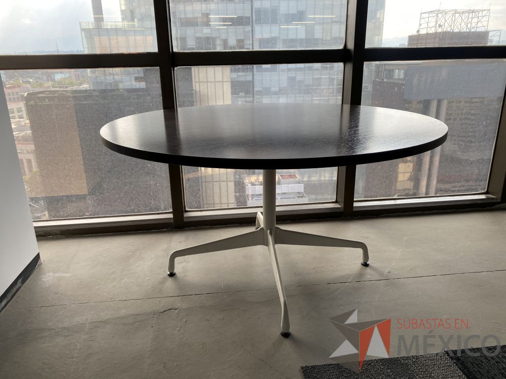 Lote 018 - Mesa de trabajo circular con base metálica color blanco y cubierta color café - Imagen 3